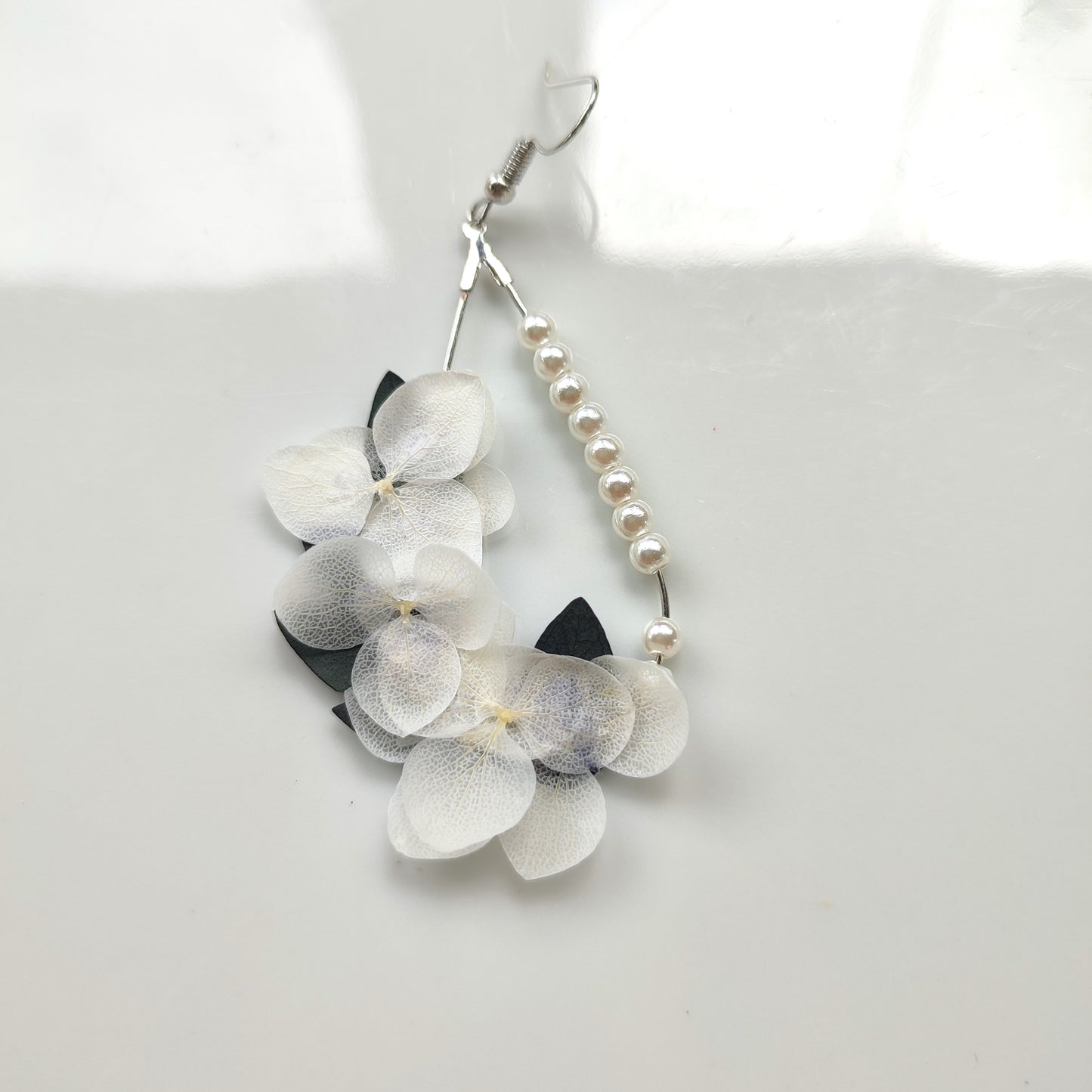 boucles d'oreilles élégantes en perles et fleurs blanches stabilisées, faites à la main, parfaites pour les mariages et occasions spéciales