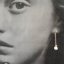Charger l'image dans la galerie, Boucles d’oreilles en perles à double chaîne dorée, design fluide et perles délicates pour sublimer le visage