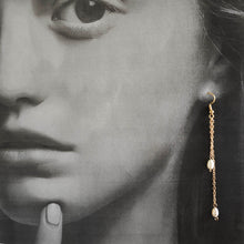 Charger l'image dans la galerie, Boucles d’oreilles en perles au style chic et raffiné, idéales pour les mariages et les réceptions.