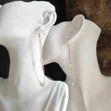 Charger l'image dans la galerie, Boucles d’oreilles en perles d’un style moderne et raffiné, légères et parfaites pour le bureau ou un rendez-vous.