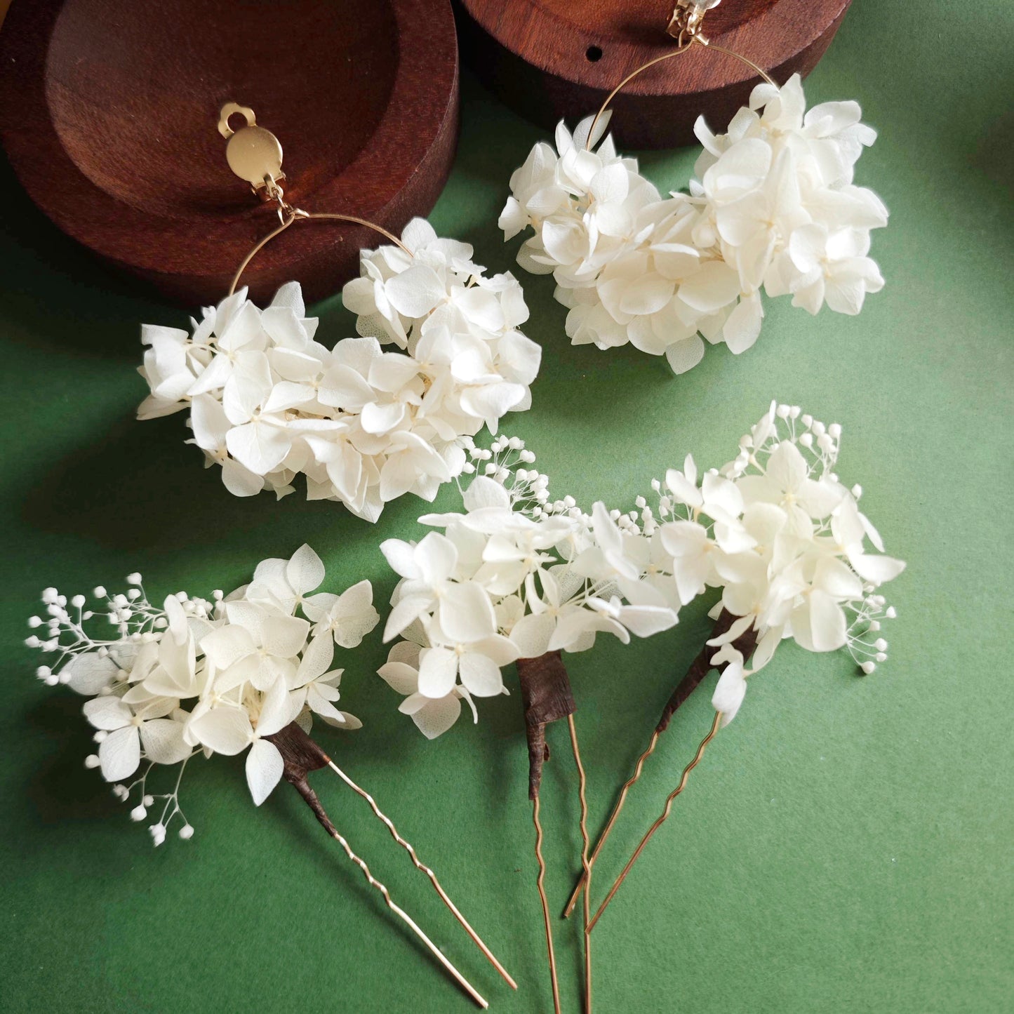 Boucles d'oreilles avec clips et Épingles à cheveux florales blanches de la collection Liora, avec hortensia stabilisé et gypsophile, faites main.