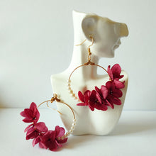 Charger l'image dans la galerie, boucles d'oreilles de mariee en horstensia ablisees et sechees fuschia et en perles