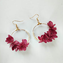 Charger l'image dans la galerie, boucles d'oreilles en fleurs stablisees et sechees fuschia