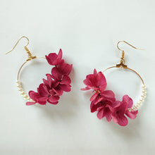Charger l'image dans la galerie, boucles d'oreilles de mariee en horstensia ablisees et sechees fuschia et en perles