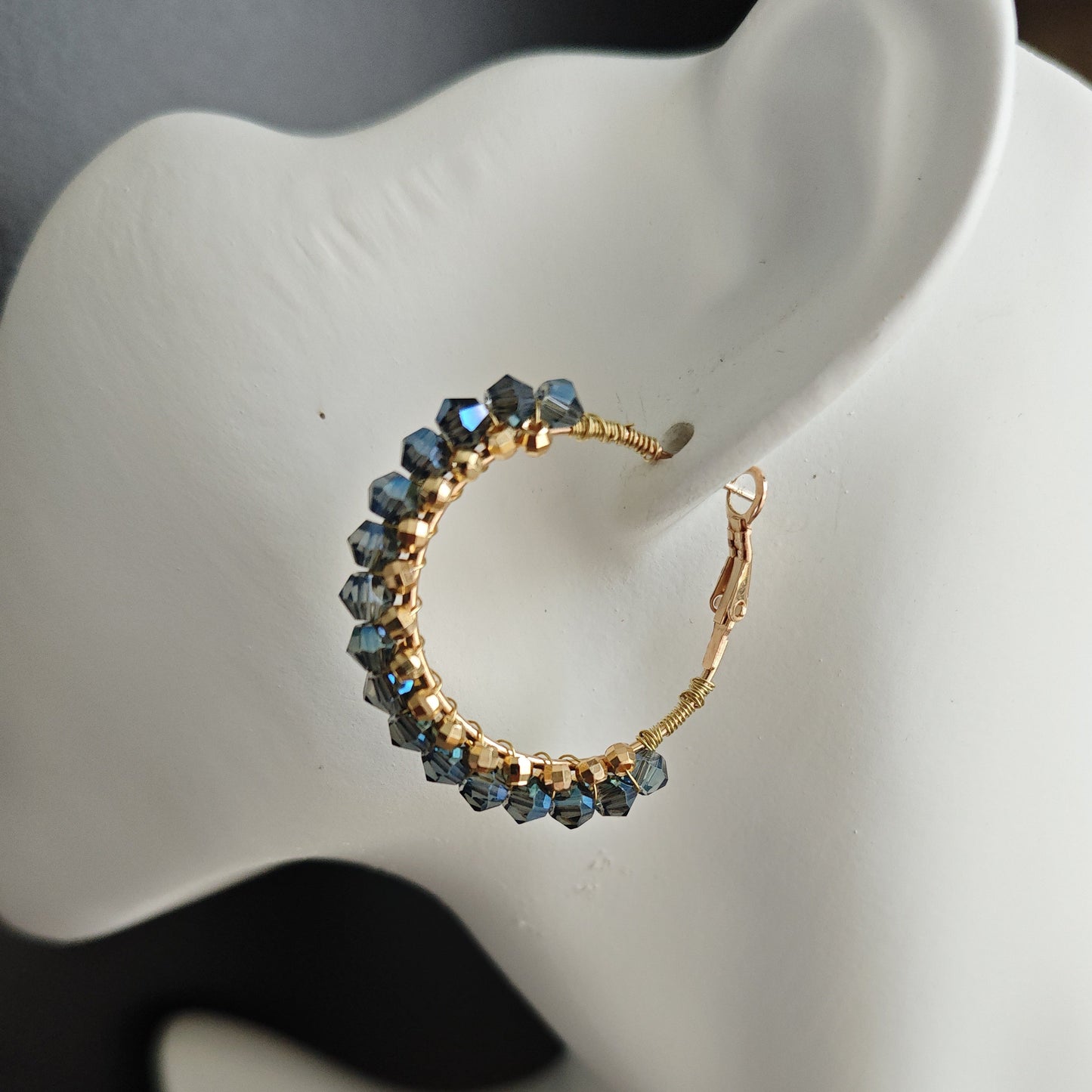 Boucles d’oreilles créoles bleues faites main, vue de face