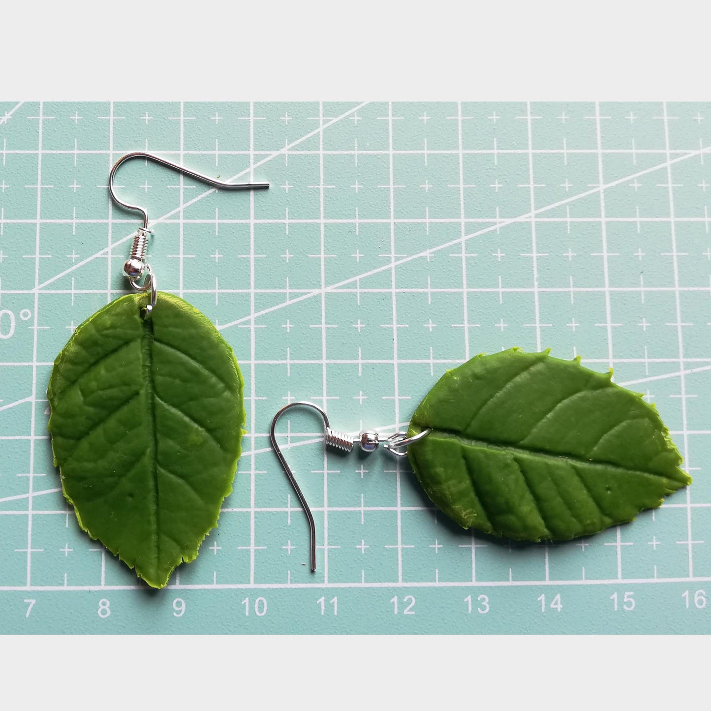 Boucles d’oreilles de feuilles de roses