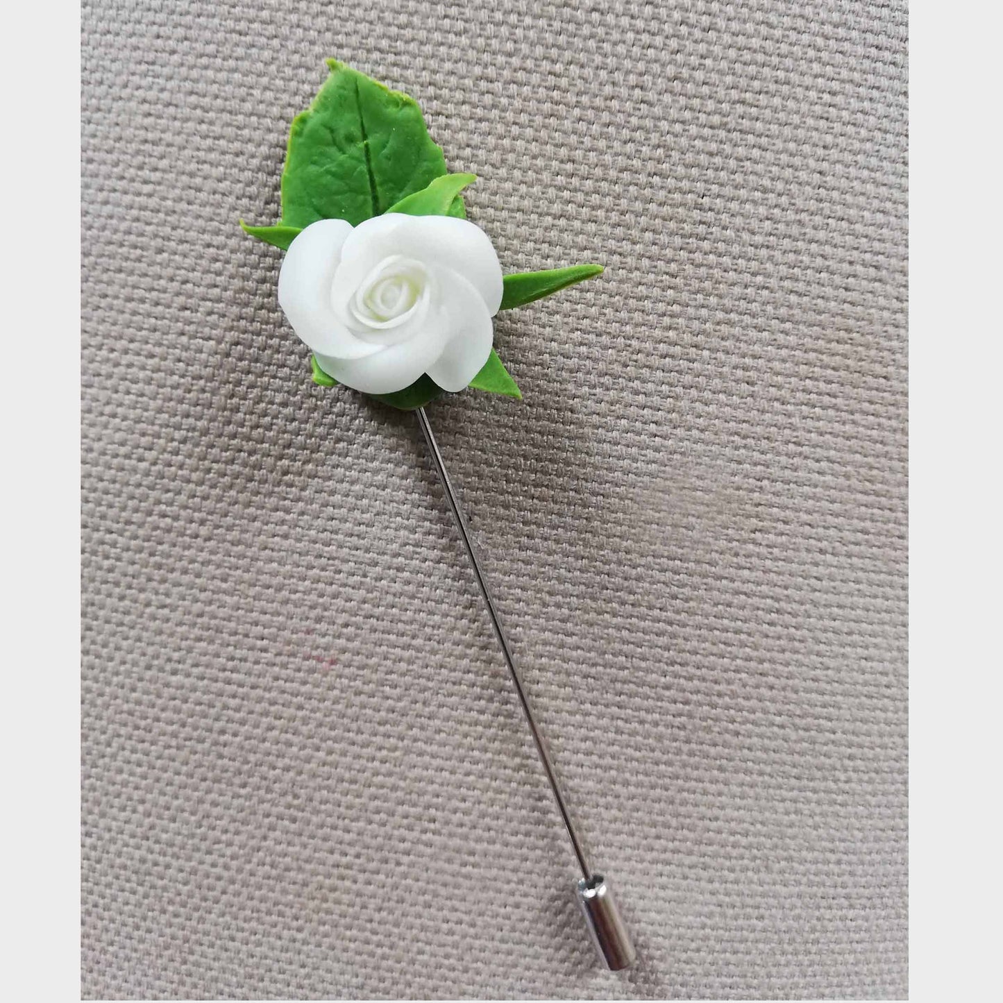 Boutonniere de fleur blanche rose