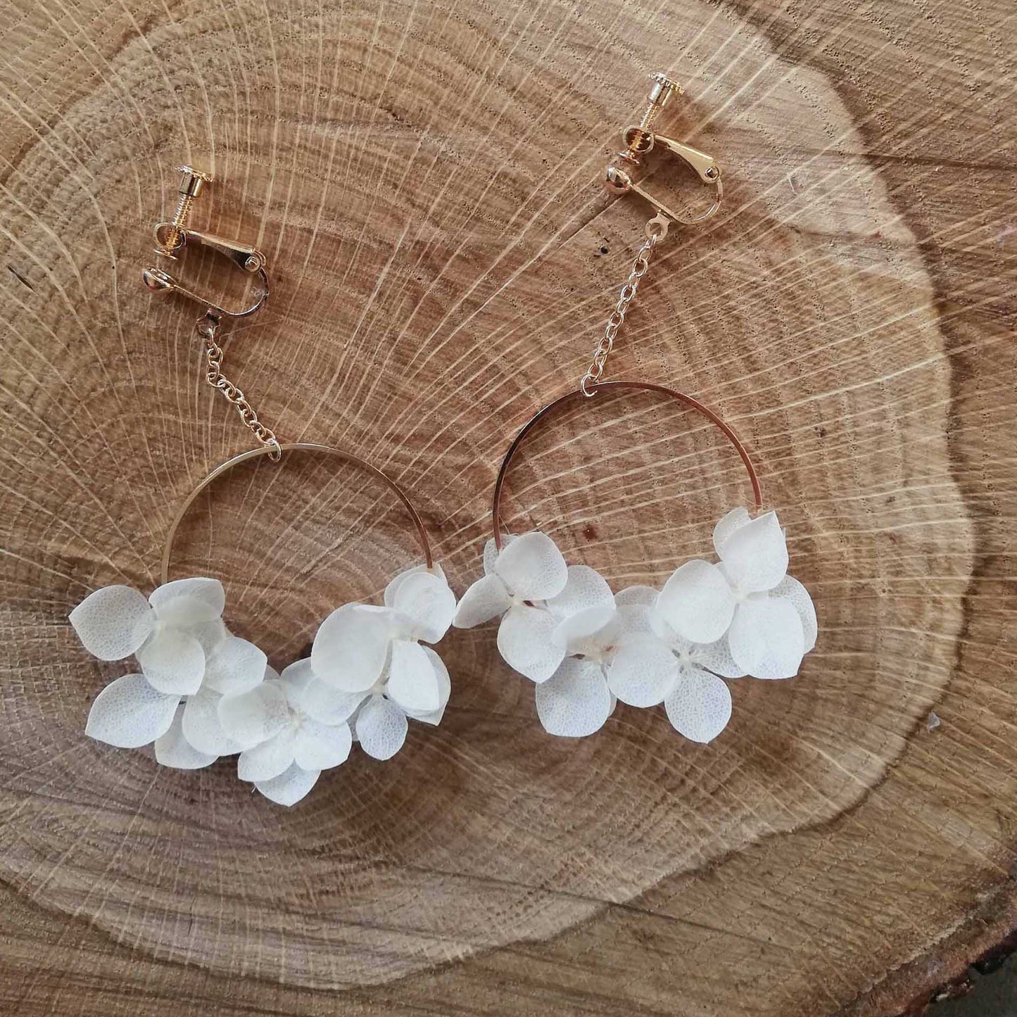 Boucles d’oreilles en fleurs stabilisées clips à vis, hortensia blanc naturel