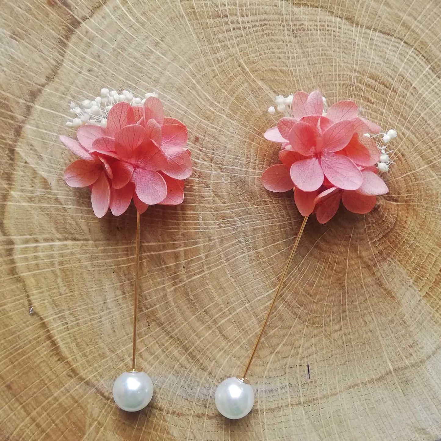 Boutonnière en fleurs naturelles d'hortensia stabilisé