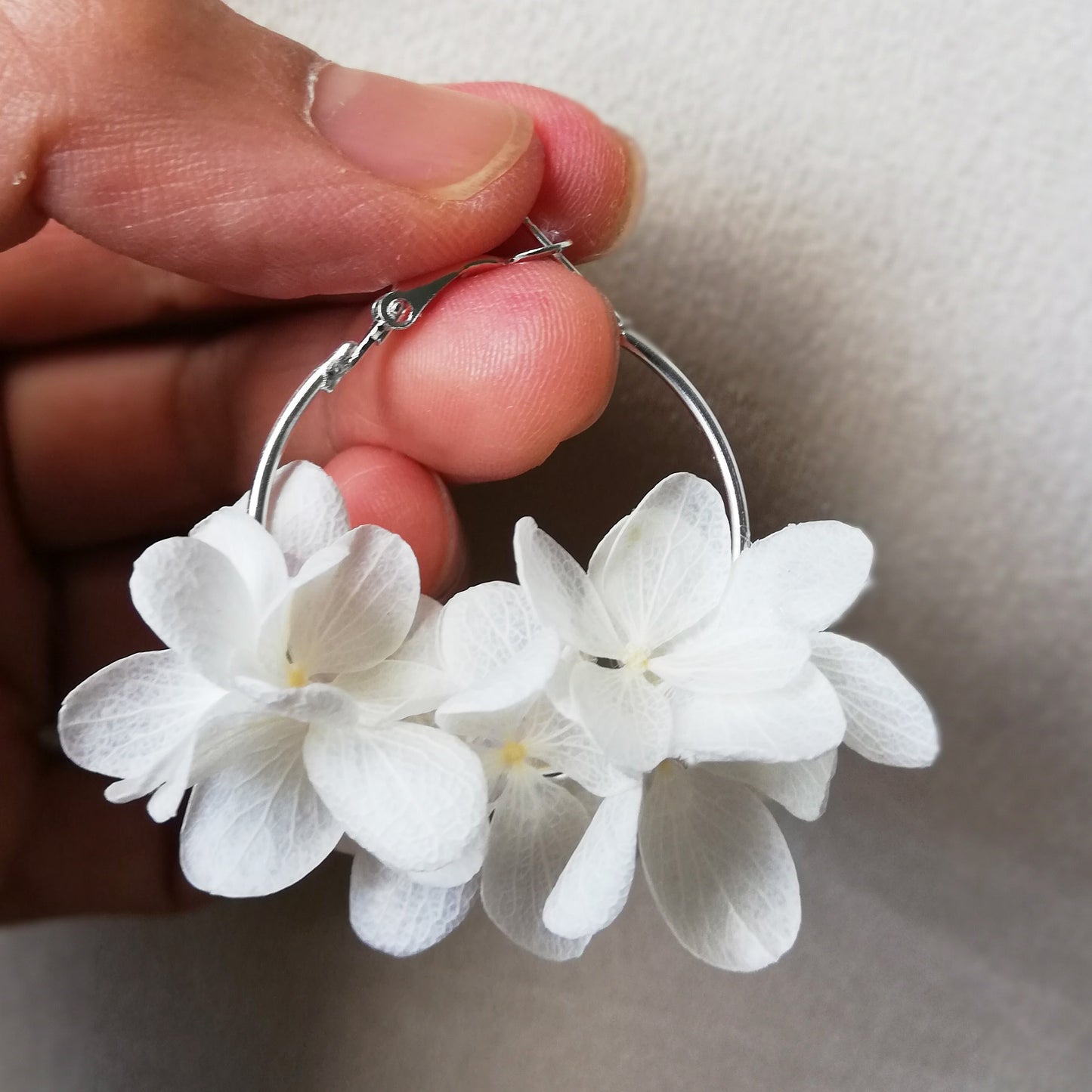 Boucles d’oreilles blanc en fleurs stabilisées