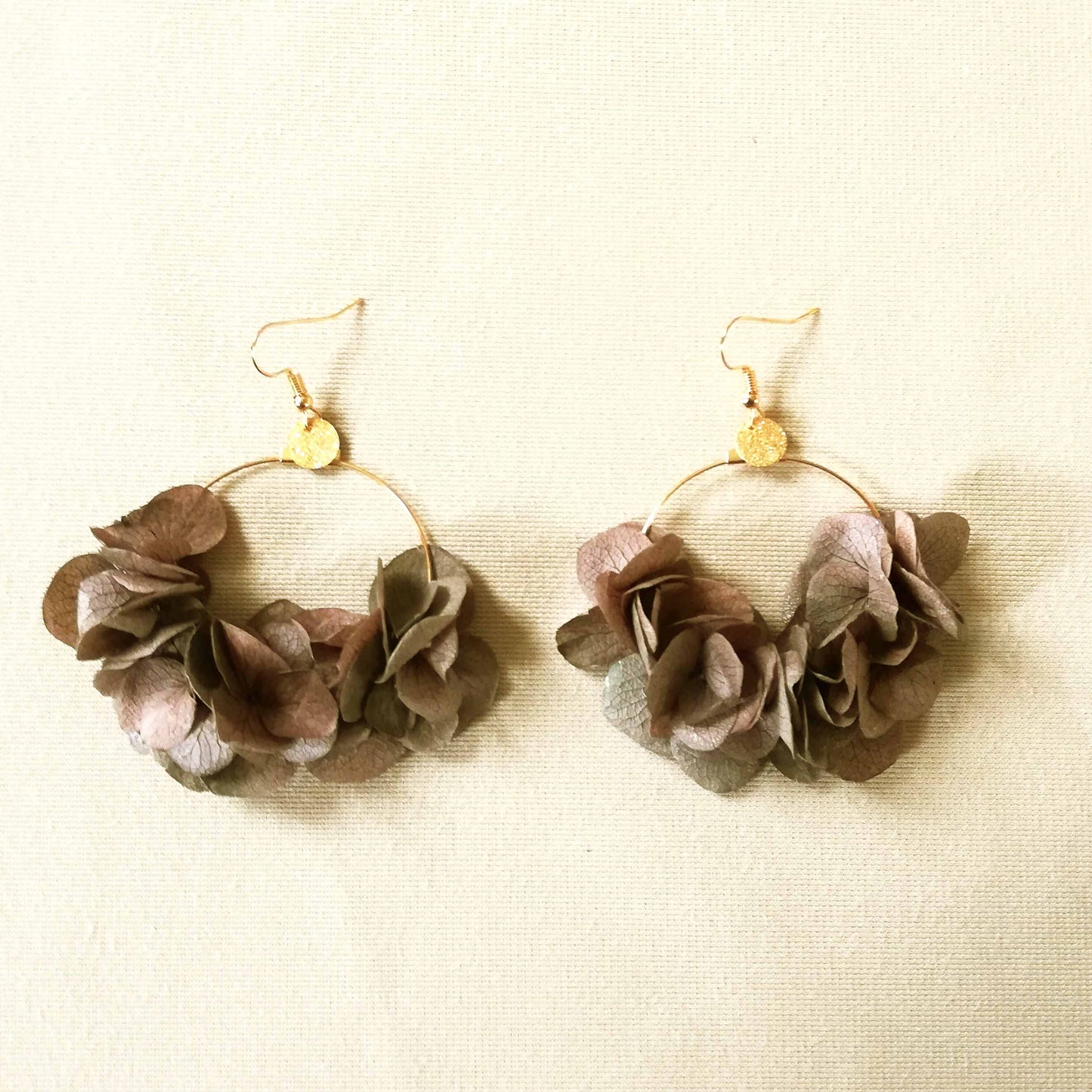 Boucle d'oreilles marron fleurs stabilisées