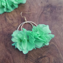 Charger l'image dans la galerie, Boucle d'oreilles turquoise fleurs stabilisées