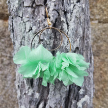 Charger l'image dans la galerie, Boucle d'oreilles turquoise fleurs stabilisées