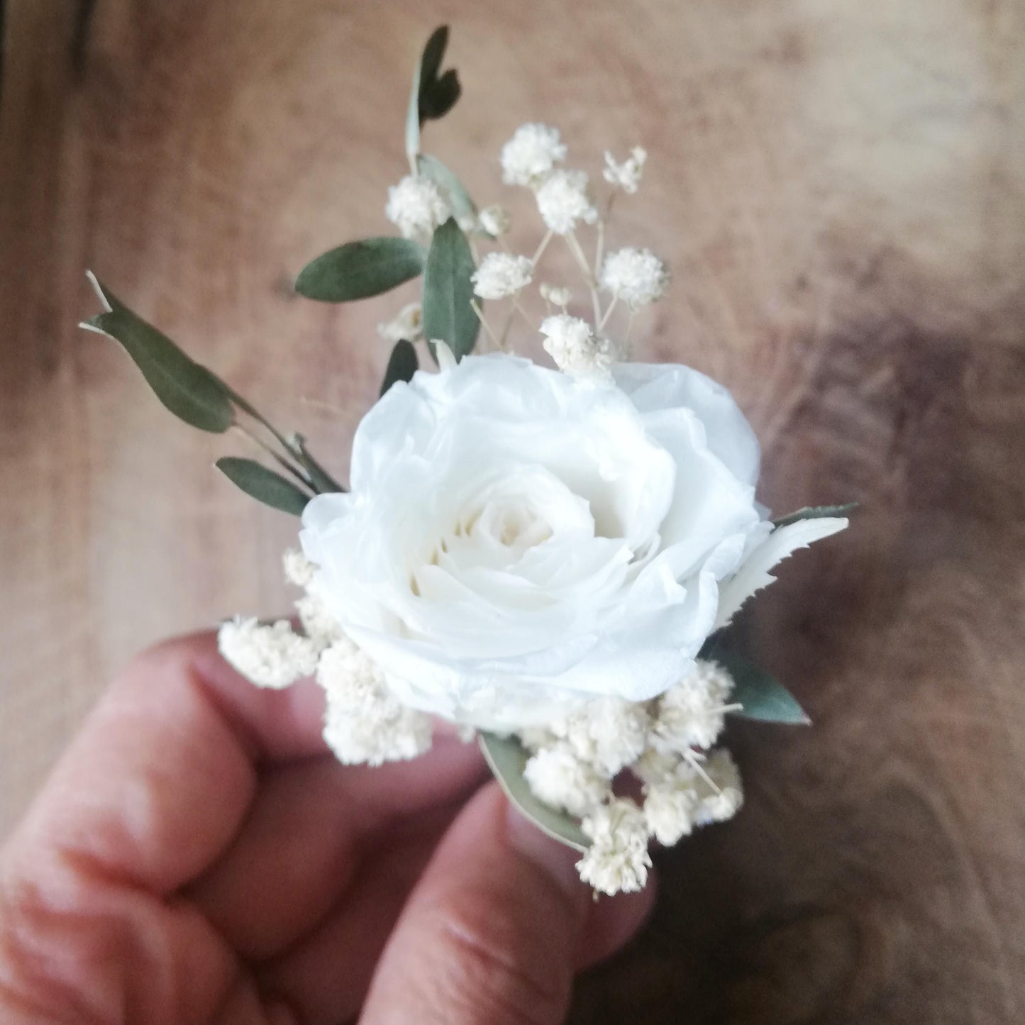 Boutonnière blanc en fleurs naturelles d'hortensia stabilisé, gypsophile naturel