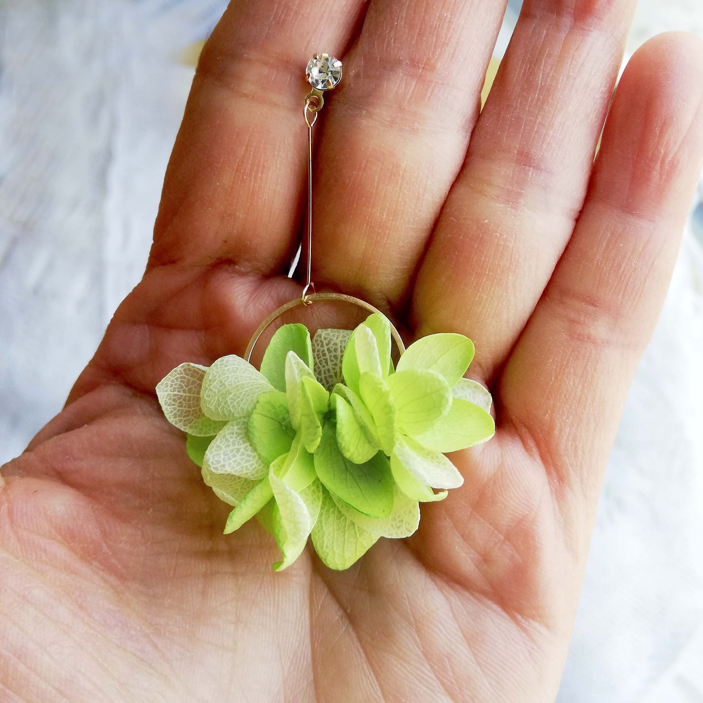 Boucle d'oreilles vert et jaune clair en fleurs séchées