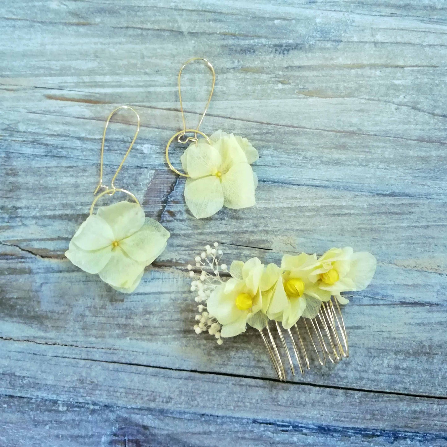 Boucle d'oreilles jaune en fleurs séchées