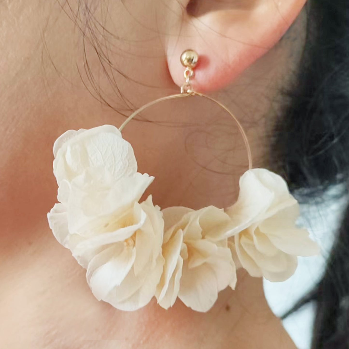 Boucles d'oreilles en fleurs stabilisées blanches