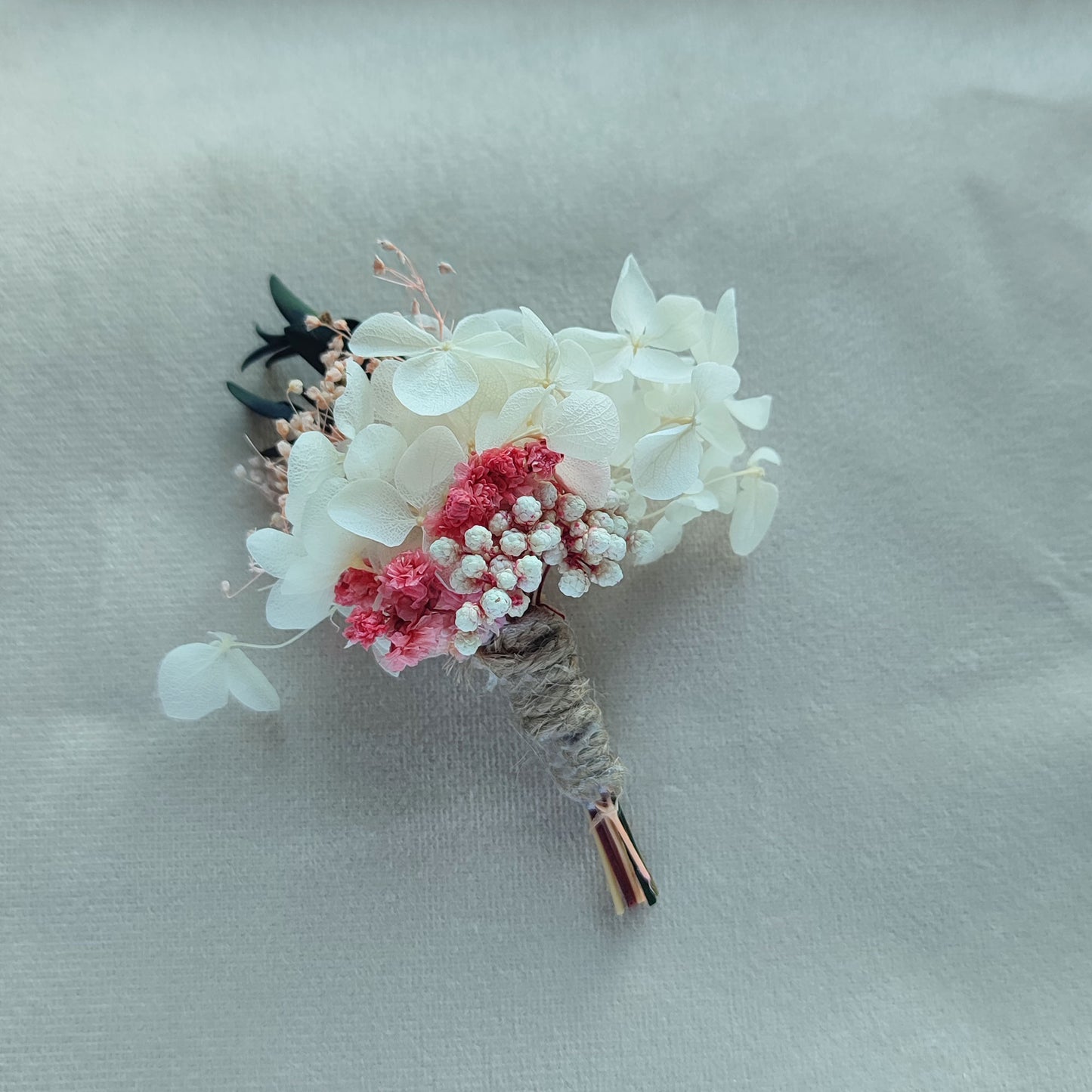 Boutonnière en gypsophile et hortensia et eucalyptus et fleurs naturelles