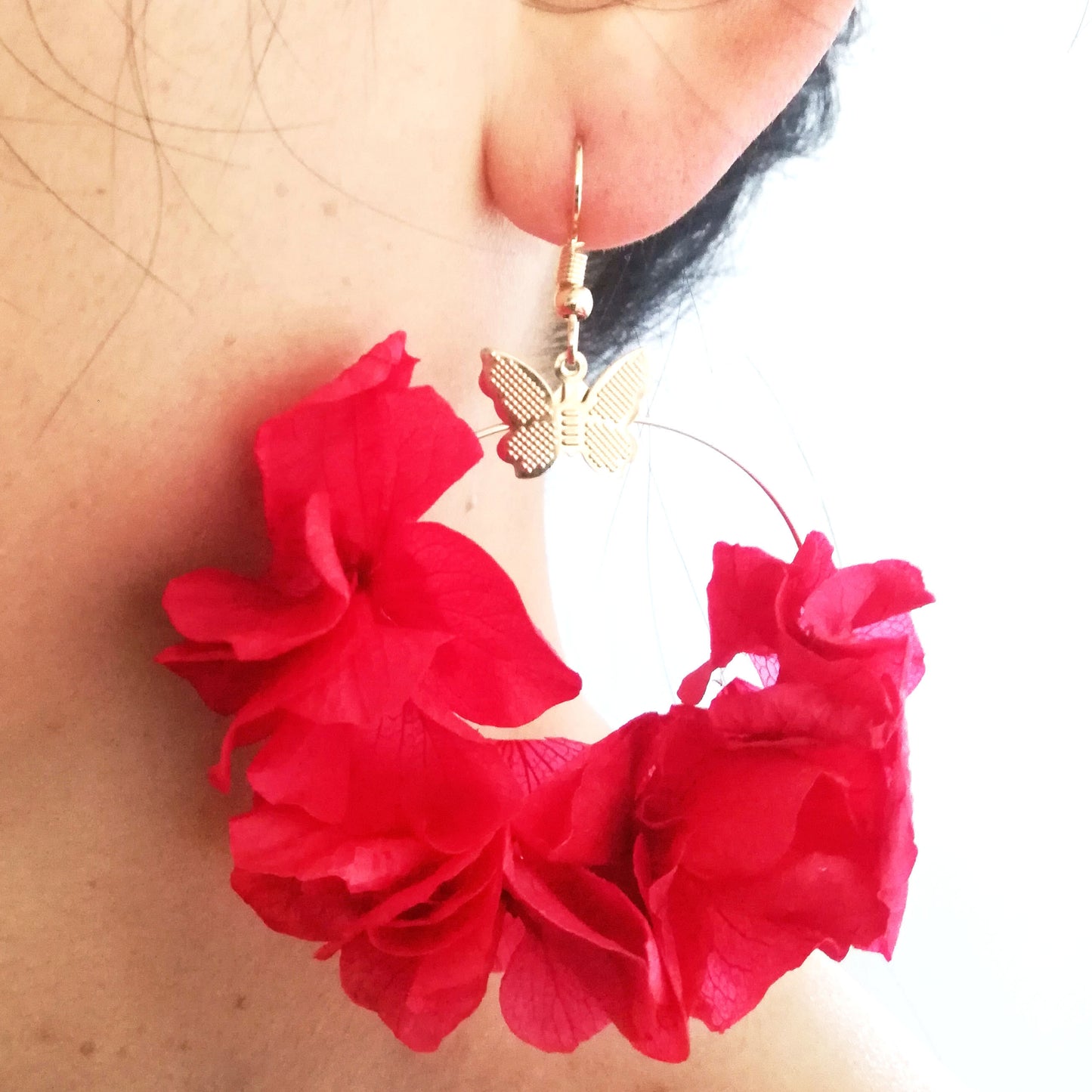 Boucles d'oreilles de mariage avec fleurs rouge stabilisées et séchée