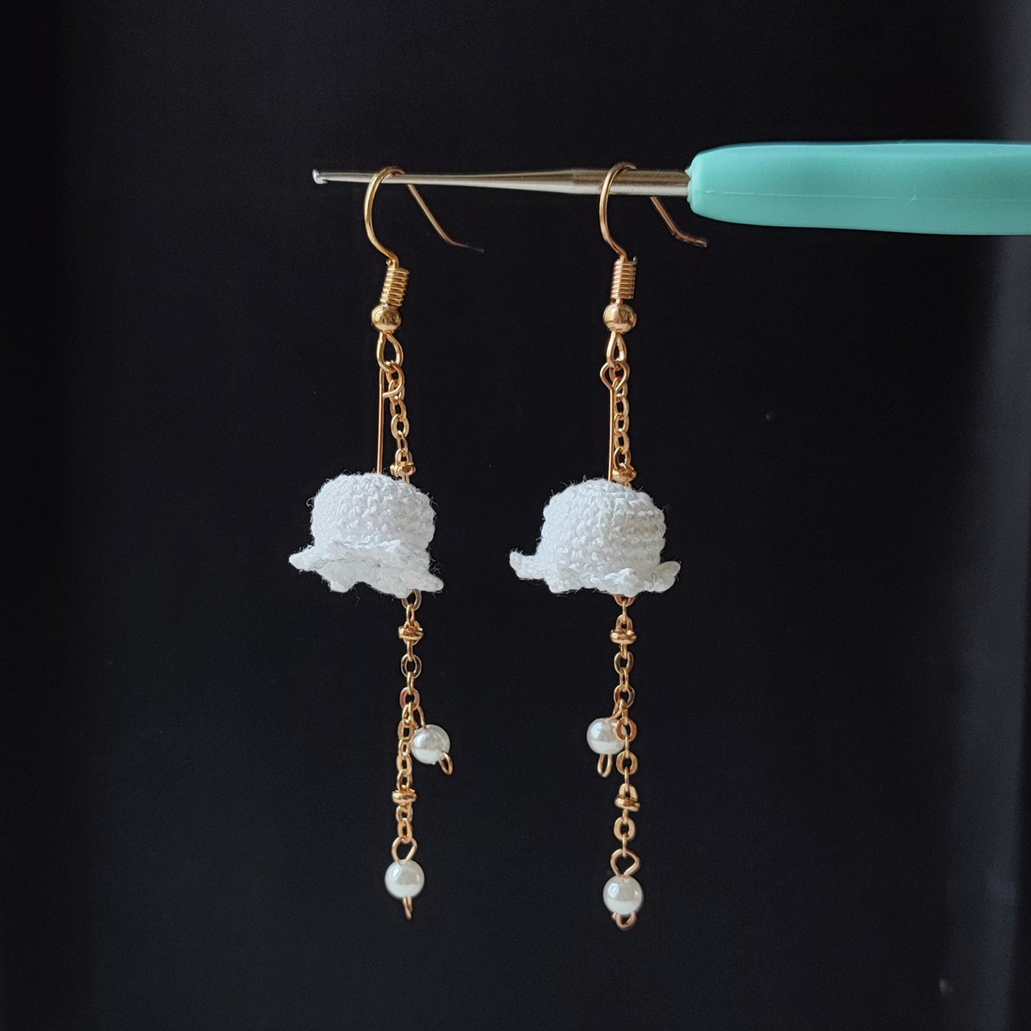 boucles d'oreilles fleurs blanches au crochet