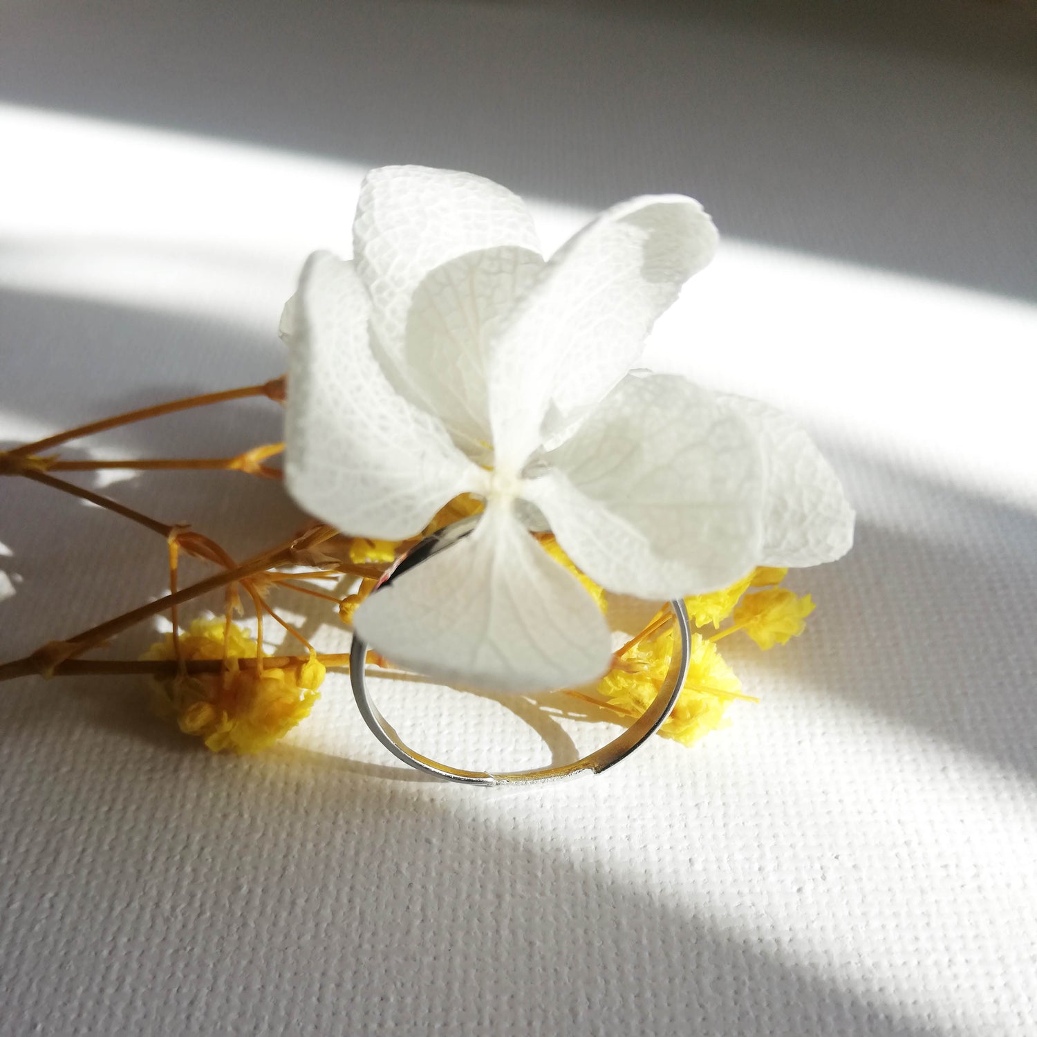 bague en fleurs séchées et fleurs stabilisées