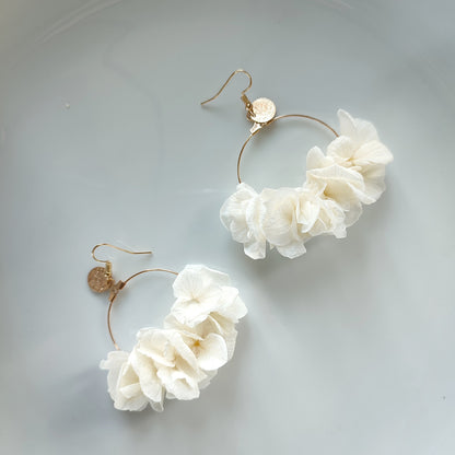Boucles d'oreilles blanches fleurs stabilisées