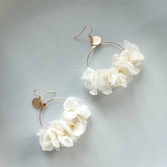 Boucles d'oreilles blanches fleurs stabilisées