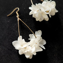 Charger l&#39;image dans la galerie, Boucle d&#39;oreilles blanc en fleurs séchées

