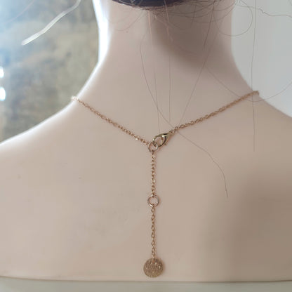 Collier de fleurs d'hortensia dorées.