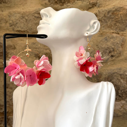Bijou de mariée avec hortensias stabilisés roses.