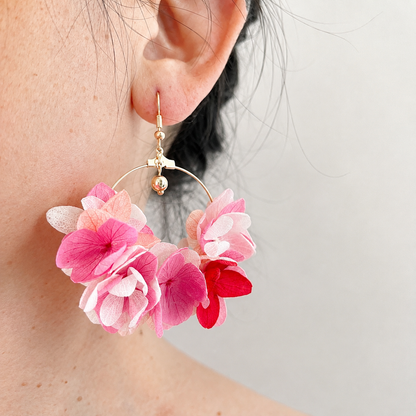 Boucles d'oreilles Rosée en hortensias stabilisés blanc fuchsia et rouge