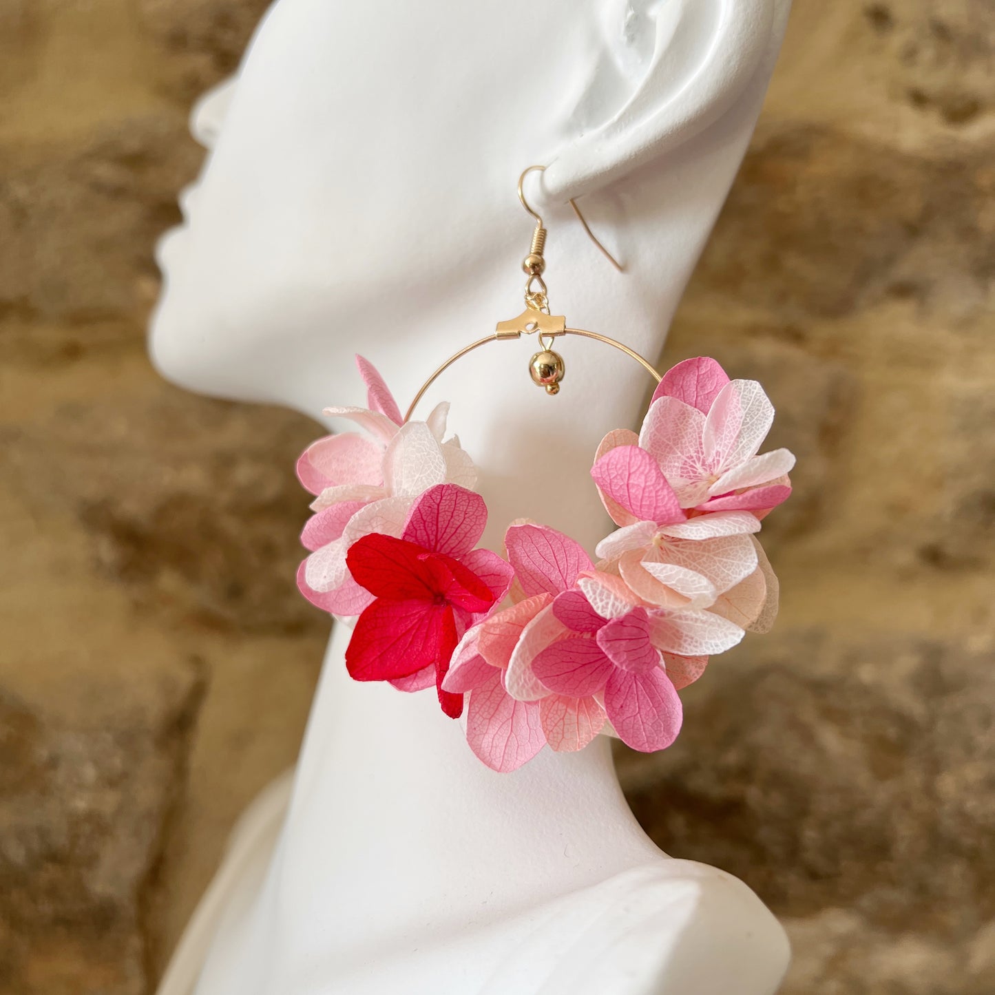 Boucles bohèmes artisanales en fleurs stabilisées roses.