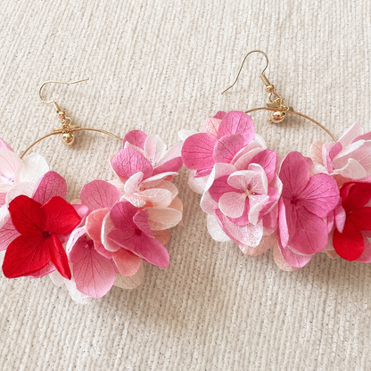 Boucles d'oreilles légères pour mariage en fleurs naturelles stabilisées.