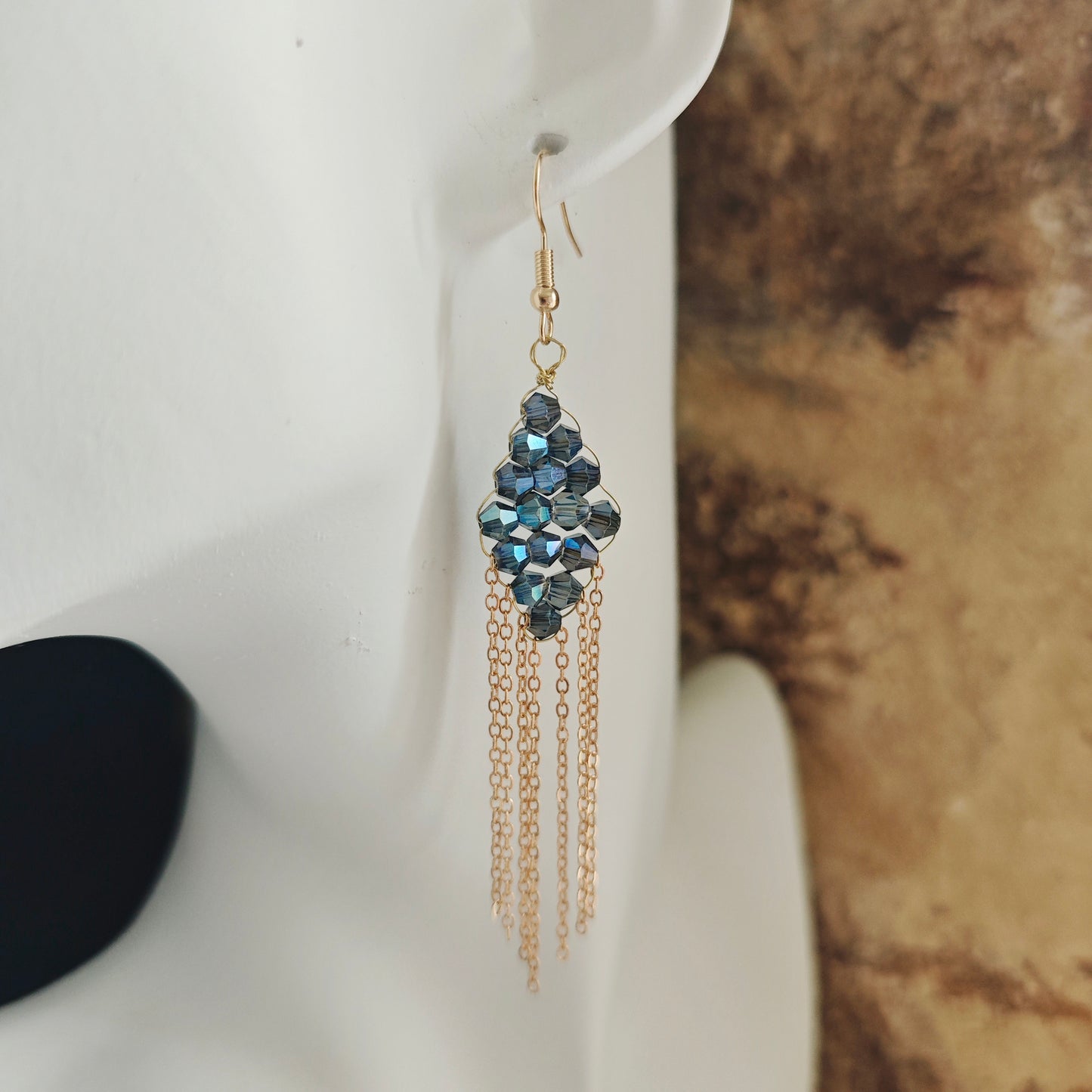 Boucles d’oreilles losange en perles bleues avec chaînes dorées