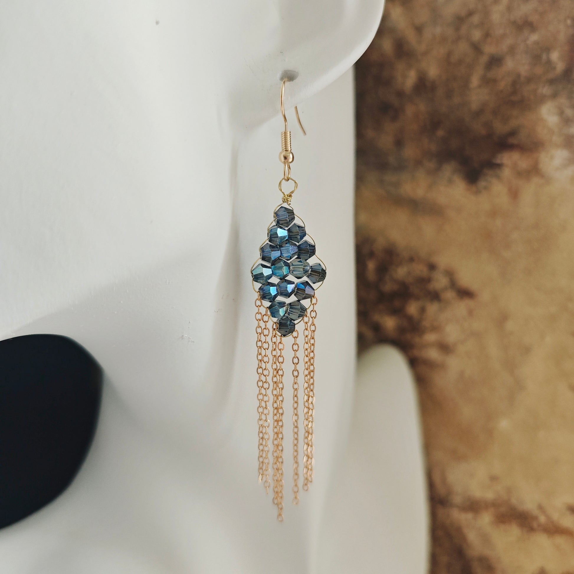 Boucles d’oreilles losange en perles bleues avec chaînes dorées