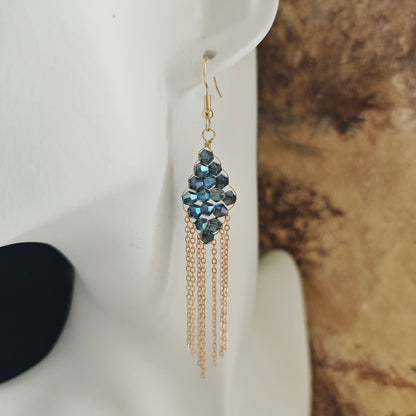 Boucles d’oreilles losange en perles bleues avec chaînes dorées