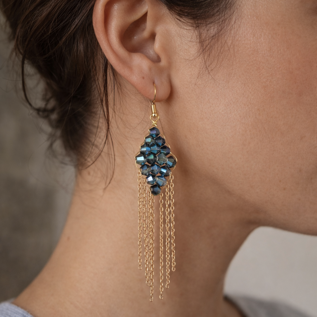 Boucles d’oreilles losange en perles blues à franges fines