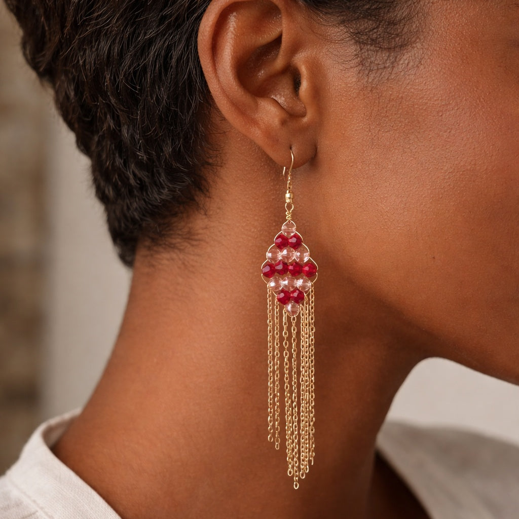 Boucles d’oreilles losange en perles rouges avec chaînes dorées