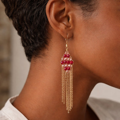 Boucles d’oreilles losange en perles rouges avec chaînes dorées
