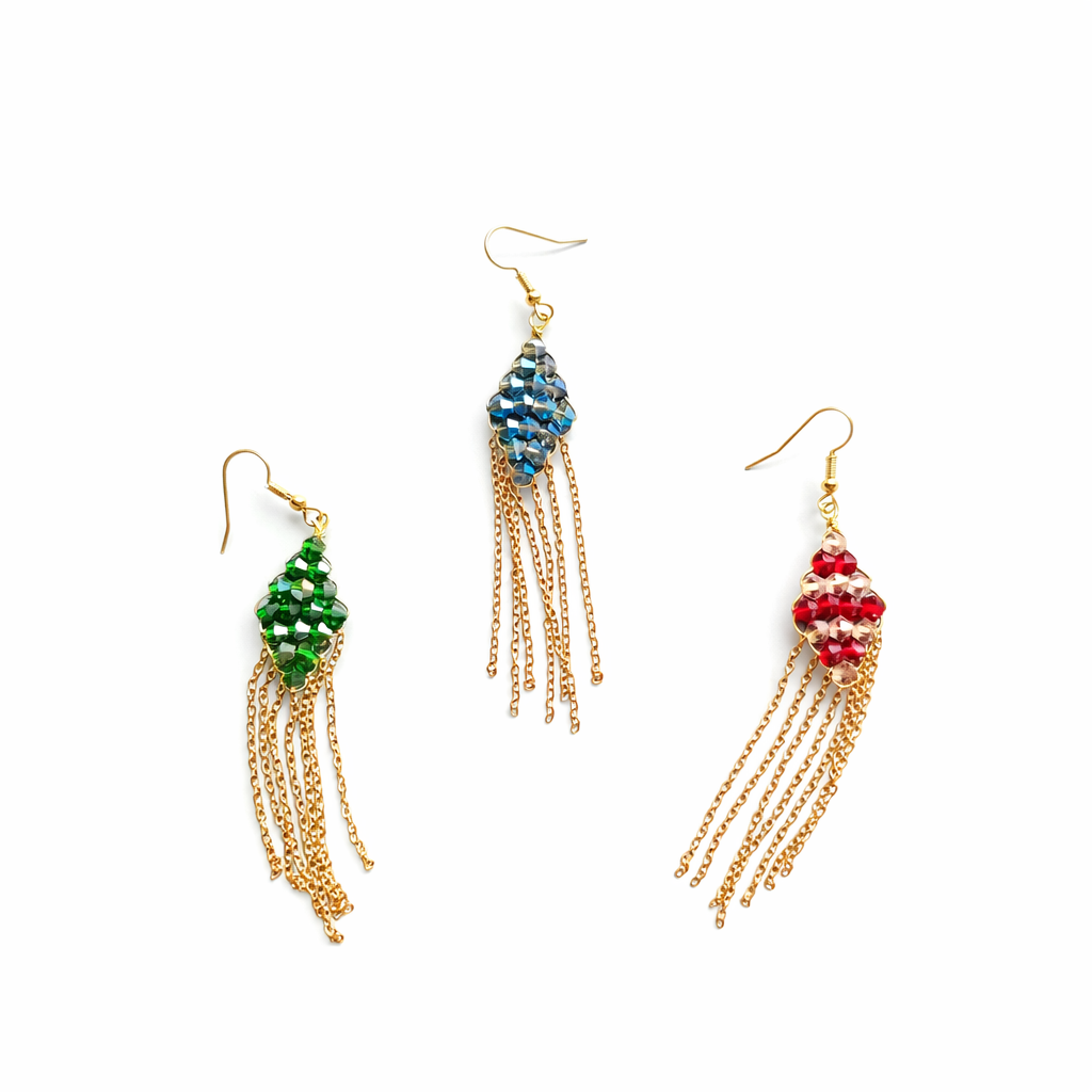 Boucles d’oreilles en perles losange à franges dorées sur fond blanc