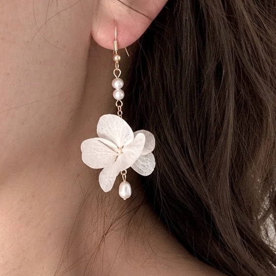Bijou floral léger en fleurs stabilisées blanches pour mariage