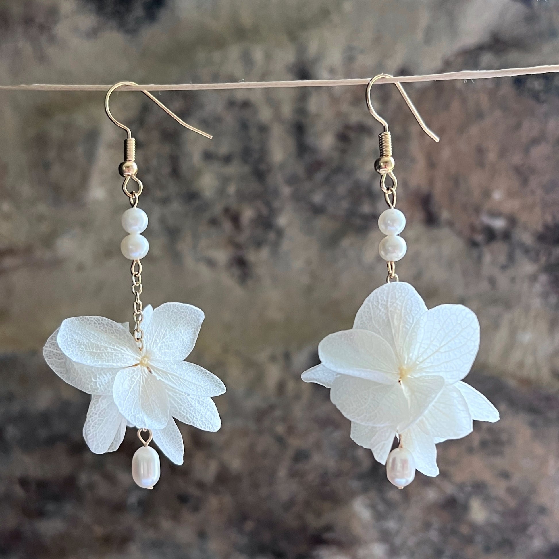 Boucles d'oreilles artisanales avec fleur stabilisée et perle d'eau douce