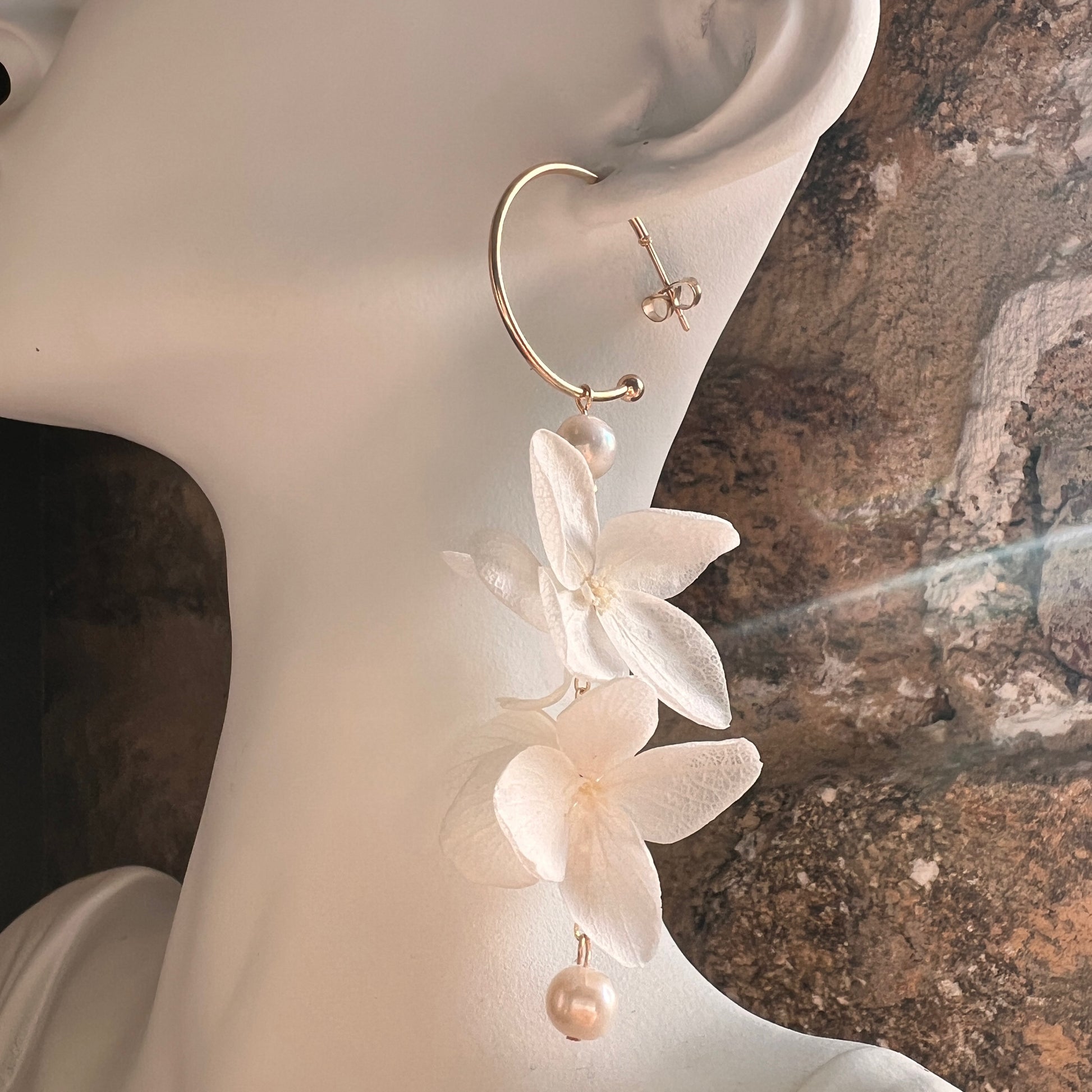 Boucles d’oreilles mariage artisanales avec fleurs stabilisées blanches
