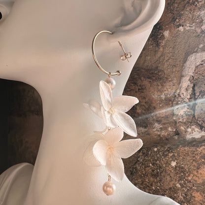 Boucles d’oreilles mariage artisanales avec fleurs stabilisées blanches