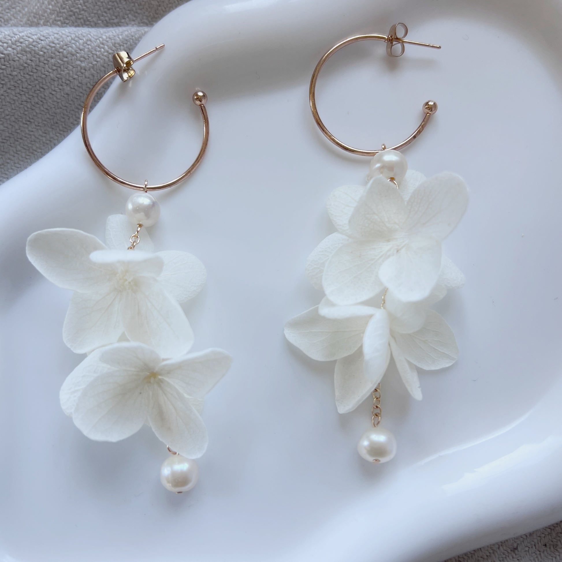  Boucles d’oreilles suspendues en fleurs stabilisées réalisées à la main