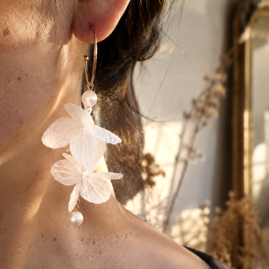 Boucles d’oreilles Albane Duo en fleurs stabilisées blanches et perles d’eau douce