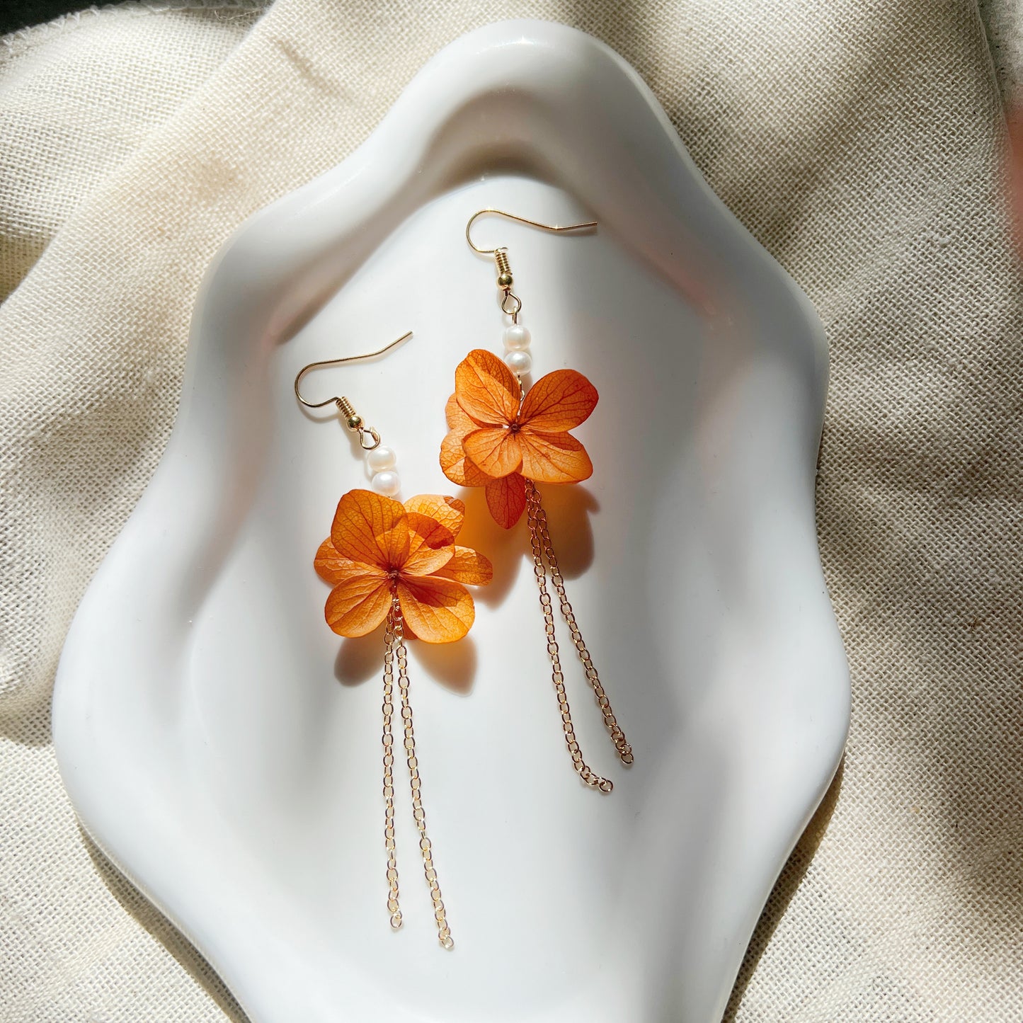 Boucles d'oreilles Azélie Orange en hortenssia stabilisé avec perles et chaînes dorées