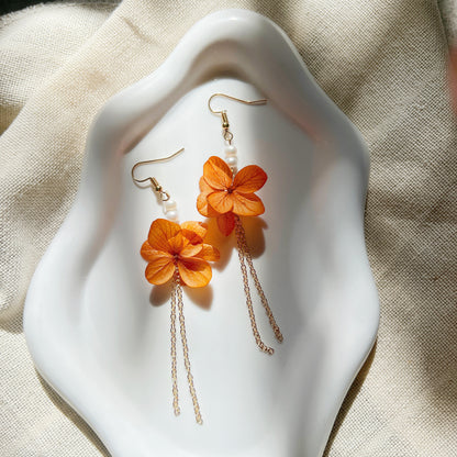 Boucles d'oreilles Azélie Orange en hortenssia stabilisé avec perles et chaînes dorées