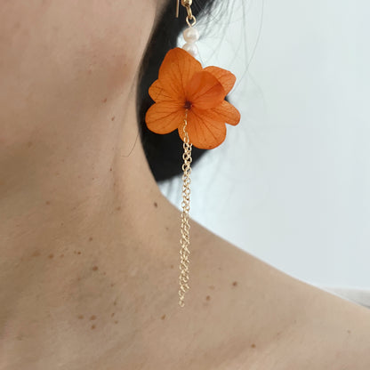 Boucles d'oreilles Azélie Orange en fleurs d'hortensia stabilisées portées à l'oreille