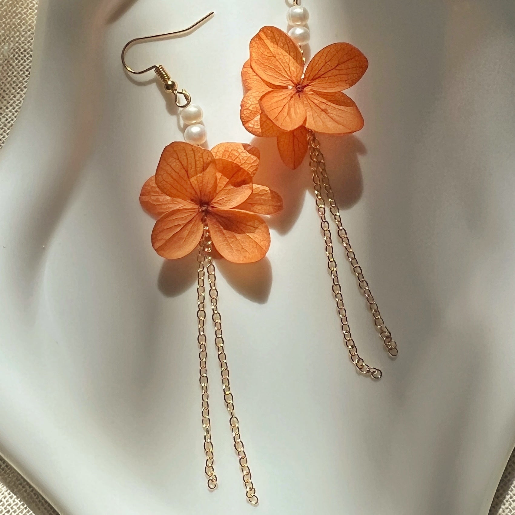 Boucles d'oreilles Azélie Orange en hortenssia stabilisé avec perles et chaînes dorées